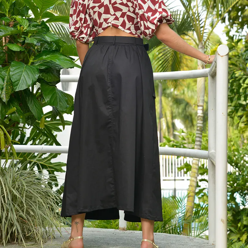 P4644_FALDA_NEGRA_CINTURON_ESPALDA.webp